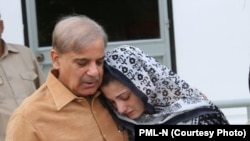 شہباز شریف اپنی بھتیجی اور نواز شریف اور کلثوم نواز کی صاحب زادی مریم نواز کو تسلی دے رہے ہیں۔