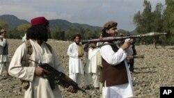 Phiến quân Taliban tại khu vực bộ tộc ở Nam Waziristan dọc biên giới Afghanistan