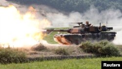 Xe tăng M1A2 SEP Abrams của Mỹ trong cuộc tập trận bắn đạn thật với quân đội Hàn Quốc tại Pocheon, khoảng 46 km (28 dặm) đông bắc Seoul.