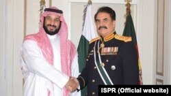 راحیل شریف سعودی وزیرِ دفاع محمف بن سلمان کے ساتھ (فائل فوٹو)