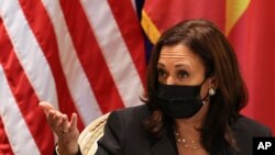 Phó tổng thống Kamala Harris gặp các nhà hoạt động về quyền của người đồng tính, chuyển giới, khuyết tật môi trường tại Hà Nội vào ngày 26/8/2021.