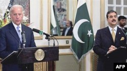 Phó Tổng thống Mỹ Joe Biden (trái) và Thủ tướng Pakistan Yusuf Raza Gilani trong cuộc họp báo tại tại Islamabad, ngày 12/1/2011