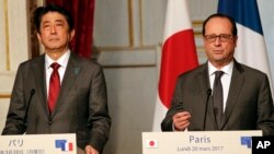 Thủ tướng Nhật Shinzo Abe (trái) và Tổng thống Pháp Francois Hollande họp báo sau cuộc tọa đàm ở điện Elysee, Paris, Pháp, ngày 20/3/2017.