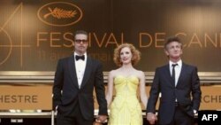 Từ trái, diễn viên Sean Penn, Jessica Chastain và Brad Pitt tại Liên hoan Phim Cannes, 16/5/2011