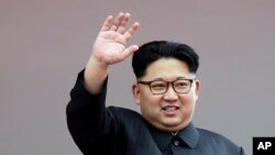 Lãnh tụ Bắc Triều Tiên Kim Jong Un vẫy tay chào đoàn diễu hành tại Quảng trường Kim Nhật Thành ở Bình Nhưỡng, ngày 10/05/2016.