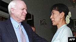 Thượng Nghị sĩ John McCain gặp lãnh tụ dân chủ Miến Ðiện Aung San Suu Kyi, ngày 2/6/2011