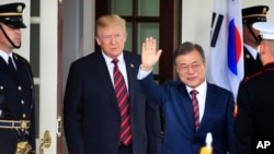 Tổng thống Hàn Quốc Moon Jae-in vẫy tay khi được Tổng thống Mỹ Donald Trump chào đón tới Nhà Trắng ở Washington hôm 22/5. Ông Moon sẽ trở lại Nhà Trắng trong tháng này để tái khởi động đàm phán phi hạt nhân hóa với Triều Tiên.