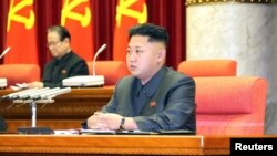 Lãnh tụ Bắc Triều Tiên Kim Jong Un tham dự một cuộc họp của đảng cầm quyền ở Bình Nhưỡng. Ảnh do Thông tấn xã Bắc Triều Tiên KCNA phát hành ngày 9/12/2013. 