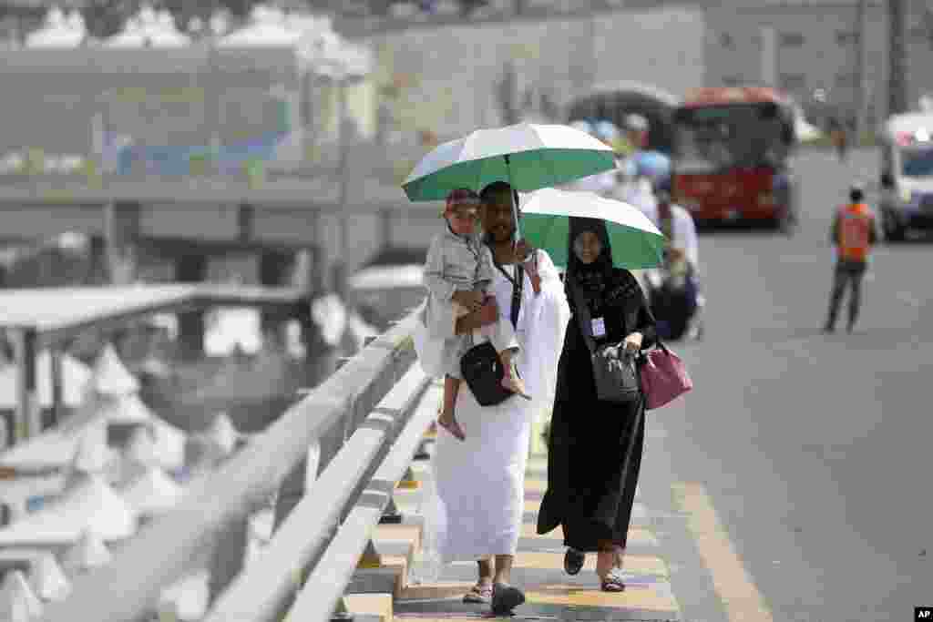 عازمین کو گروپس کی شکل میں منیٰ جانا ہوتا ہے، منیٰ تک کا سفر پیدل بھی طے کیا جاسکتا ہے اور&nbsp; بسوں کے ذریعے بھی۔ 