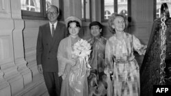 Thị trưởng Paris Jacques Chirac (bên trái), gả chồng cho con nuôi Dương Anh-Đao, một cô gái tị nạn từ Việt Nam, chú rể Michel Phạm (thứ 3 từ trái) và phu nhân Bernadette (bên phải), ảnh chụp ngày 26/6/1981, ở Paris. (Ảnh AFP)