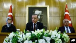 Tổng thống Thổ Nhĩ Kỳ Recep Tayyip Erdogan (giữa) phát biểu trước giới truyền thông tại sân bay Ataturk ở Istanbul, ngày 29 tháng 3 năm 2016.