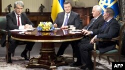 Tổng thống Ukraina Viktor Yanukovych gặp ba người tiền nhiệm của ông là Viktor Yushchenko, Leonid Kuchma, và Leonid Kravchuk.