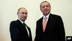 Tổng thống Nga Vladimir Putin (trái) chào đón Tổng thống Thổ Nhĩ Kỳ Recep Tayyip Erdogan tại cung điện Konstantin, St. Petersburg, Nga, 9/8/2016.