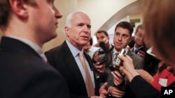 Thượng nghị sĩ Cộng hòa John McCain trả lời câu hỏi của các phóng viên tại Điện Capitol ngày 25/4/2017.