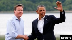 Thủ tướng Anh David Cameron (trái) đón Tổng thống Mỹ Barack Obama tại địa điểm chơi golf Lough Erne, Bắc ireland, ngày 17/6/2013. (REUTERS/Yves Herman) 