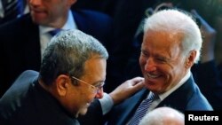 Bộ trưởng Quốc phòng Israel Ehud Barak và Phó Tổng thống Hoa Kỳ Joe Biden (phải) tại Hội nghị An ninh Munich, ngày 2/2/2013.