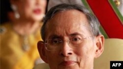 Quốc vương Thái Lan Bhumibol Adulyadej. Theo luật của Thái Lan, những ai phỉ báng hoàng gia sẽ bị phạt tù