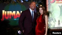 Dwayne Johnson, yang dikenal sebagai "The Rock" dan tunangannya Lauren Hashian saat menghadiri penayangan perdana "Jumanji: Welcome to the Jungle" di Los Angeles, 11 Desember 2017. (Foto: Reuters)