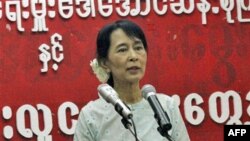 Lãnh tụ dân chủ Miến Ðiện, bà Aung San Suu Kyi (ảnh tư liệu ngày 8 tháng 2, 2011)