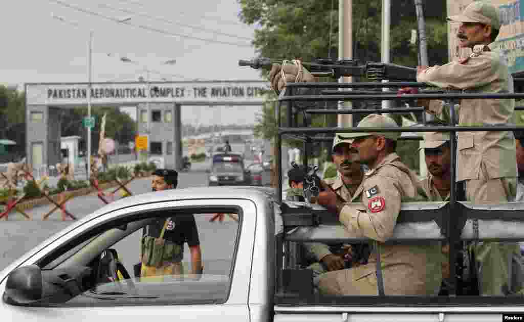 سکیورٹی اہلکار اپنی پوزیشن سنبھالے ہوئے