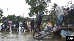 Nạn nhân lũ lụt người thiểu số Tamil tại vùng lũ Batticaloa, cách Colombo khoảng 220 killometer về phía đông, ngày 10 tháng 1, 2011