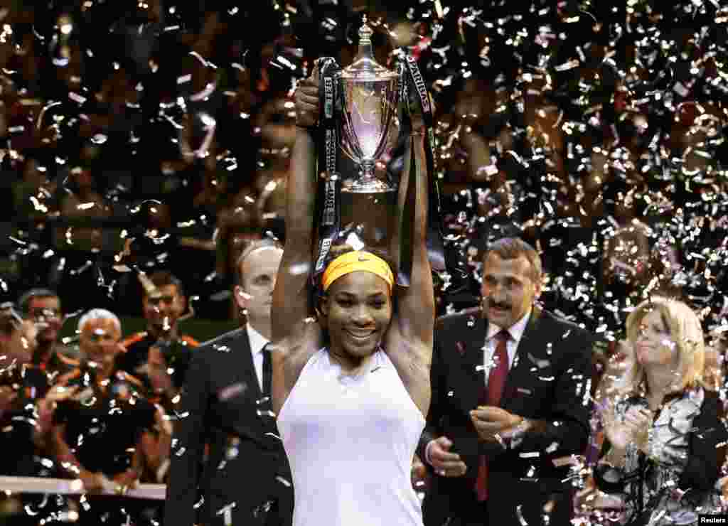 Vận động viên Serena Williams của Mỹ mừng chiến thắng trước đối thủ Li Na của Trung Quốc sau trận chung kết giải vô địch quần vợt tại Istanbul, Thổ Nhĩ Kỳ, ngày 27/10/2013.