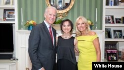 Cô Amazin Lethi chụp cùng Phó tổng thống Mỹ Joe Biden và phu nhân, bà Jill Biden tại Washington, D.C., 24/6/2014. (Ảnh: David Lienemann)