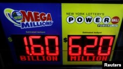 Bảng quảng cáo xổ số Mega Millions và Powerball.