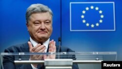 Tổng thống Ukraine, Petro Poroshenko, đã lên tiếng hoan nghênh quyết định của EU.