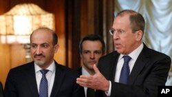 Ngoại trưởng Nga Sergey Lavrov đón chào chủ tịch Ahmad Jarba của Liên minh Toàn quốc Syria tại Moscow, ngày 4/2/2014.