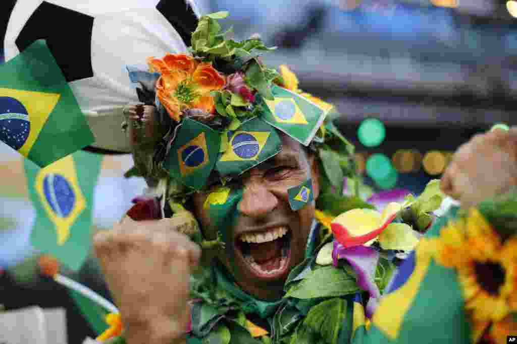 Fan cuồng Brazil tại bãi biển Copacabana, Rio de Janeiro.