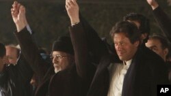 بدھ کی شب ہونے والے جلسے میں عمران خان نے کہا تھا کہ وہ ایسی پارلیمنٹ پر لعنت بھیجتے ہیں جو نااہل شخص کو پارٹی سربراہ بنائے۔