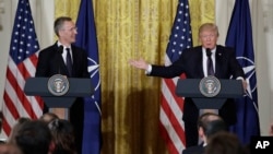 Tổng thư ký NATO Jens Stoltenberg (bên trái) và Tổng thống Hoa Kỳ Donald Trump, ở Tòa Bạch Ốc, Washington DC, ngày 12/04/2017.