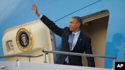 Tỗng thống Mỹ Barack Obama trên chuyên cơ chuẩn bị rời khỏi Căn cứ Không quân Hoàng gia Australia, ngày 16 tháng 11, 2014. 