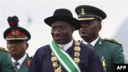 Luật tự do thông tin được Tổng thống Nigeria Goodluck Jonathan (giữa) thông qua cung cấp cho người dân Nigeria công cụ phát hiện các sự kiện và buộc giới chức cũng như các cơ quan của nhà nước phải có trách nhiệm hơn