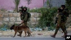 Binh sĩ Israel tuần tra tại trại tị nạn Balata ở thành phố bờ Tây Nablus, ngày 17/6/2014.