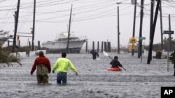 Một con đường ở New York ngập lụt trong trận bão Sandy 