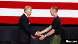 Phó Tổng thống Joe Biden (trái) bắt tay người sống sót trong trận hỏa hoạn Brendan McDonough tại buổi lễ tưởng niệm, ở Prescott Valley, bang Arizona, 9/7/13