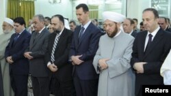 Tổng thống Syria Bashar al-Assad dự lễ Eid Al Fitr tại đền thờ Hồi giáo al-Hamad ở Damascus, ngày 19/8/2012