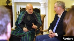 Tổng thống Afghanistan Hamid Karzai (trái) gặp lãnh đạo thiểu số Thượng viện Mitch McConnell tại trụ sở Quốc hội Hoa Kỳ ở Washington, ngày 9/1/2013. 