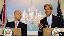 Ngoại trưởng John Kerry (trái) và Bộ trưởng Ngoại giao Anh William Hague cùng có mặt trong buổi họp báo chung tại Bộ Ngoại giao Hoa Kỳ, Washington, 12/6/2013.