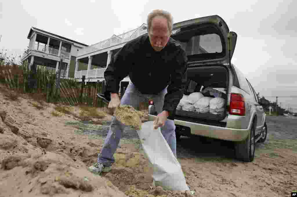 &Ocirc;ng Mike Strobel chuẩn bị c&aacute;c bao c&aacute;t trước trận b&atilde;o Sandy tại Fenwick Island, Delaware, ng&agrave;y 28/10/2012.