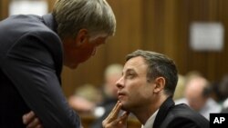 Oscar Pistorius nói chuyện với luật sư bào chữa Brian Webber tại tòa án, ngày 21/10/2014.