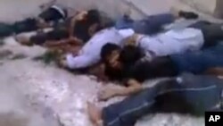 Bức ảnh trích từ một video nghiệp dư cho thấy thi hài các nạn nhân ở Bayda, Syria, 5/3/13