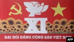 Các đại biểu đã đến Hà Nội để dự đại hội đảng lần thứ 11 kéo dài một tuần lễ, khởi sự vào thứ Tư để chọn một ủy ban bổ nhiệm 15 thành viên Bộ Chính trị