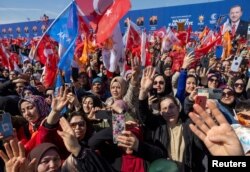 Cumhurbaşkanı Erdoğan yerel seçimlere bir hafta kala İstanbul'da miting düzenledi. Destekçileri sloganlar ve bayraklarla Erdoğan'a destek verdi.