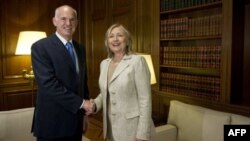 Thủ tướng Hy Lạp George Papandreou (trái) và Ngoại trưởng Mỹ Hillary Rodham Clinton tại Bộ Ngoại giao ở Athens, ngày 17/7/2011