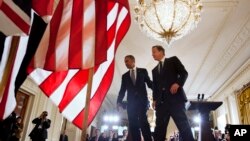 Tổng thống Hoa Kỳ Barack Obama (trái) và Thủ tướng Anh David Cameron 