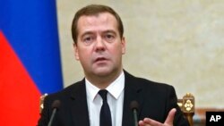 Thủ tướng Nga Dmitry Medvedev loan báo lệnh cấm nhập khẩu bao gồm thịt, trái cây, rau, sữa và các sản phẩm làm từ sữa từ các nước Tây phương.