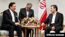 Bộ trưởng Nội vụ Pakistan Rehman Malik (trái) hội đàm với Tổng thống Iran Mahmoud Ahmadinejad tại Tehran, Iran 19/2/13